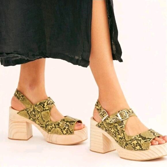 Free People Tan Snakeskin Leather Wooden Boho Avant Garde Belem Clogs Size 8.5 - Picture 3 of 12